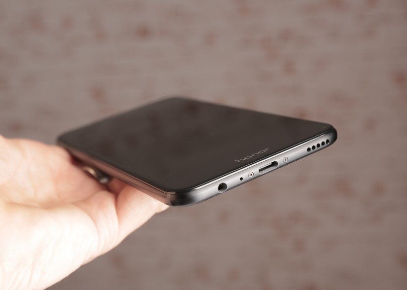 Trotz USB-Type-C-Buchse ist ein klassischer Kopfhöreranschluss vorhanden.