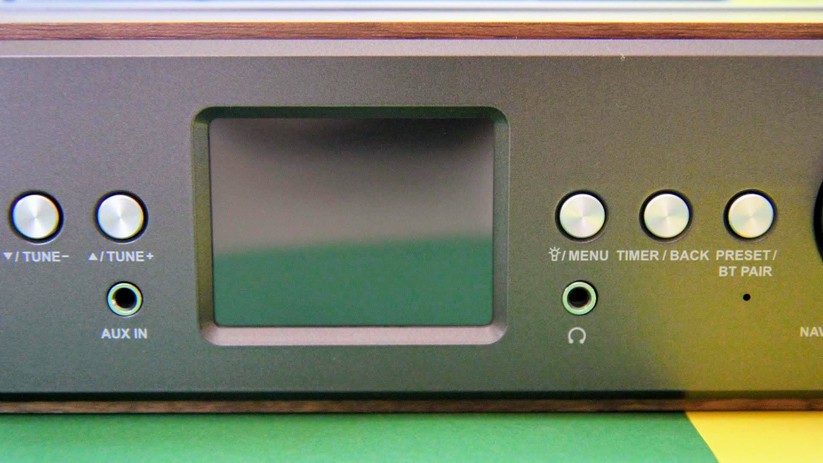 Das Farb-Display ist das Highlight des Connect Soundchef. Die Montage an ein Regalbrett funktionierte in unserem Test einwandfrei.