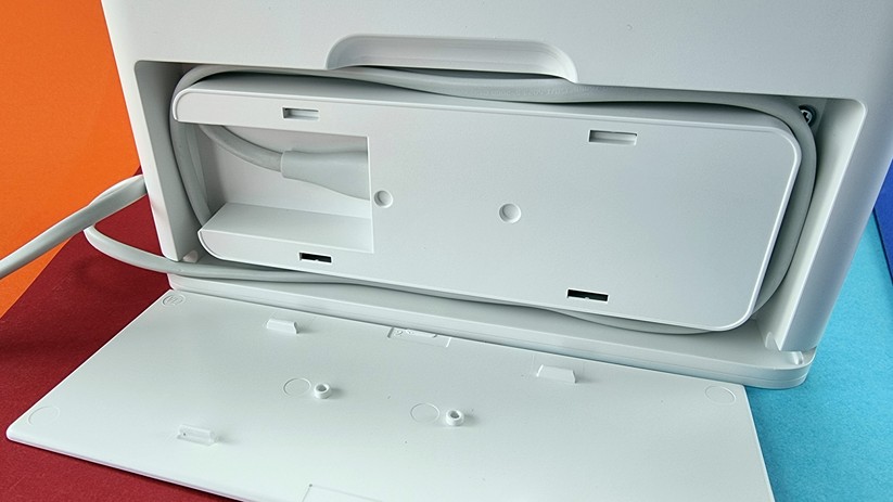 Die Ladestation des Xiaomi Mijia 1S kommt zwar min China-Stecker und Adapter, aber mit Kabelmanagement
