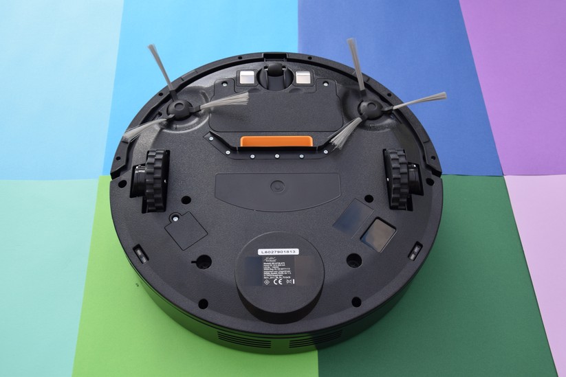 Die seitlichen Bürsten "füttern" den Staubsauger mit Dreck. In der Theorie. In der Praxis klappt das mittelmäßig. 