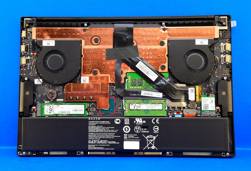 Rechts außen, über dem schwarzen 5200-mAh-80-Watt-Akku, sitzt das Wifi-Funk-Modul des Razer Blade 15.  (Bild: Harald Karcher).
