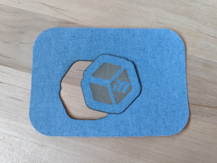 Auch Jeansstoff schneidet und graviert der M1.