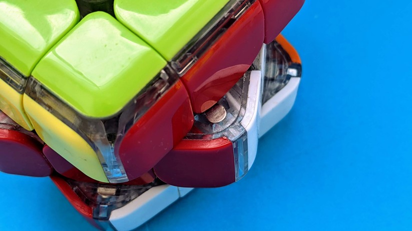 Hier sieht man die sehr guten Magnete des GoCube Edge.