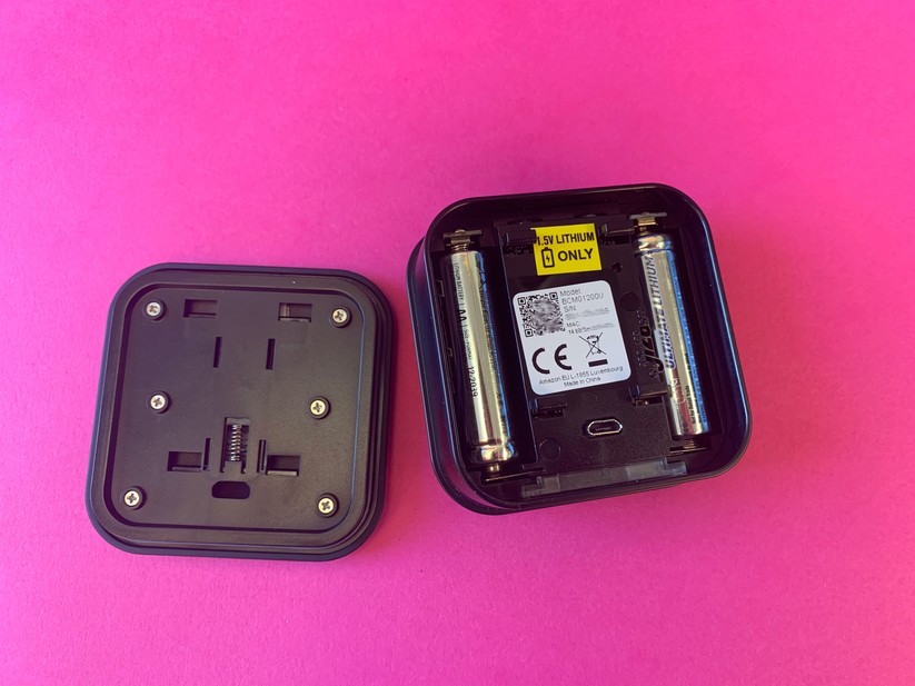 Zum Anmelden der Kamera am System legt man die Batterien nein und scannt in der Blink-App den QR-Code.