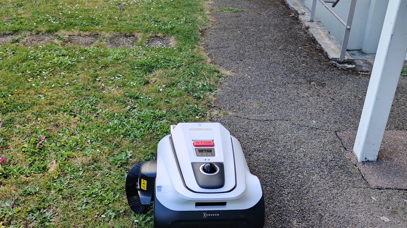 Der Ecovacs Goat A3000 LiDAR bietet eine Schnittbreite von 33 cm und integriert einen Rasentrimmer. Letzterer muss nach dem Auspacken mit einem langen Kreuzschlitz-Schraubenzieher montiert werden.