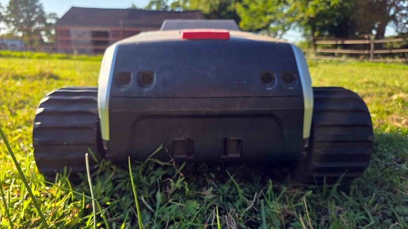 Lymow One Plus: Mähroboter mit Raupenantrieb, RTK- und kameragestützte Navigation sowie ungewöhnlich große Rotationsmesser.