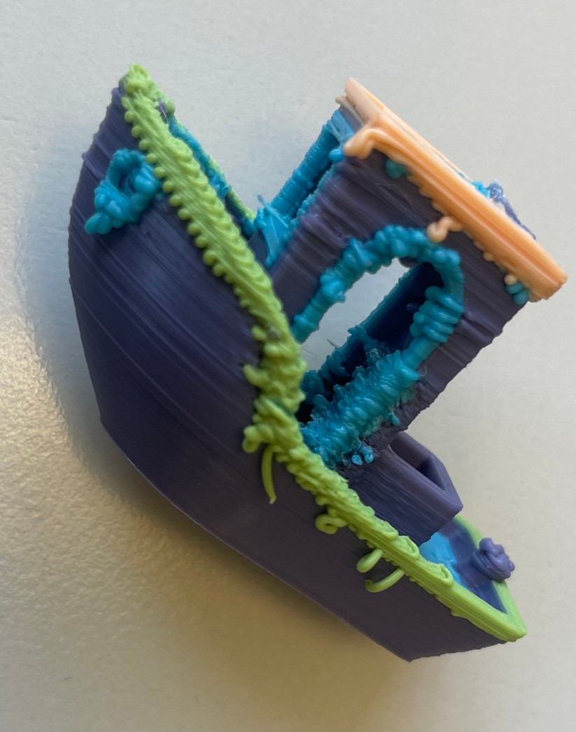 Der Anycubic Kobra 3 konnte uns als Prototyp noch nicht überzeugen, da in der Software das „Abstreifen“ des gespülten Filaments gefehlt hat. 