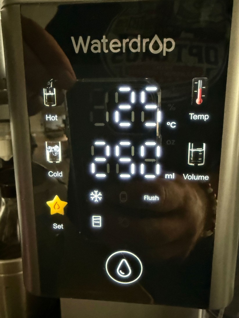 Der Waterdrop-Filter integriert einen Wasserspender, der eine vorab festgelegte Wassermenge in der gewünschten Temperatur ausgibt. Leider ist die Peltier-Kühlung relativ laut und läuft häufig.