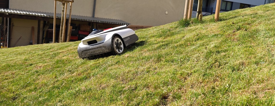 Ecovacs Goat A3000 Lidar: Dank eines Dual-Lidar-Navigationssystems kommt Ecovacs’ Spitzenmodell ohne Satellitennavigation und Begrenzungsdraht aus.