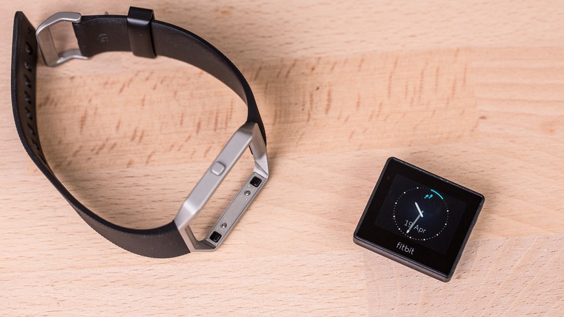Dank des modularen Systems ist es ein leichtes, bei der FitBit Blaze das Armband zu tauschen.