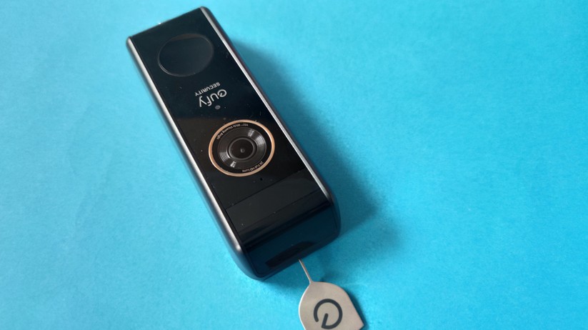 Eufy Video Doorbell Dual 2K: Die Türklingel kann man leicht mit einem SIM-Karten-Auswurfsstift von der Halterung lösen.