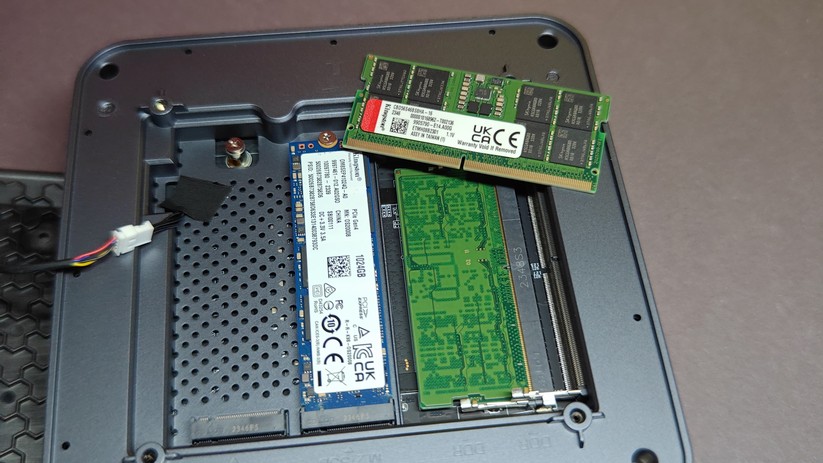 Mini-PC Acemagic F2A: Die Unterseite lässt sich leicht lösen, sodass man Zugang zu den SO-DIMMs- und M.2-Slots erhält. 