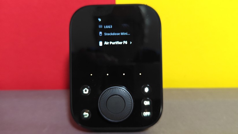 Anwender können mit dem Hub 3 Switchbot-Geräte über einen Touch-Bildschirm und einen Drehregler steuern. Der Hub integriert auch viele Infrarot-Fernbedienungen, sodass alte Geräte smart werden. Als Matter-Bridge kann er viele Geräte auch an andere Plattformen wie Apple Home und Home Assistant weiterreichen.