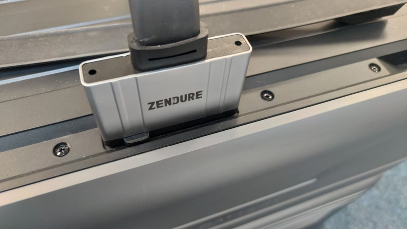 Zendure Superbase V6400: Eine Zusatzbatterie wird per Kabel mit der Powerstation verbunden. Der Rest wird übereinander gestapelt, wobei Schnittstelle an Ober- und Unterseite sie miteinander verbinden.