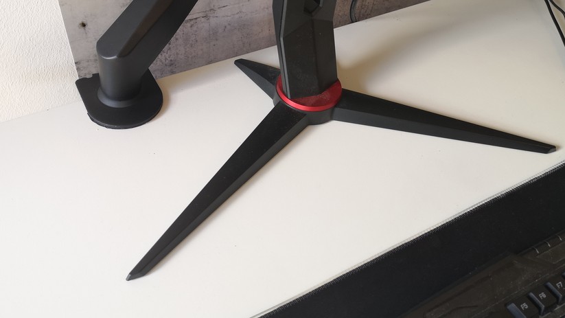 Der originale Monitor-Standfuß braucht deutlich mehr Platz als die Klemmhalterung.
