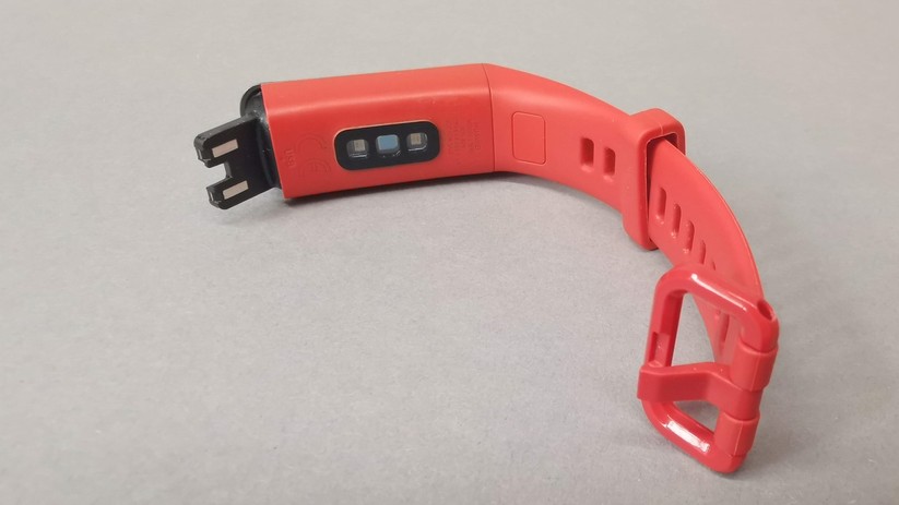 Unter dem Armband steckt der Ladeanschluss. Den kompletten Tracker steckt man einfach in einen USB-A-Anschluss. 