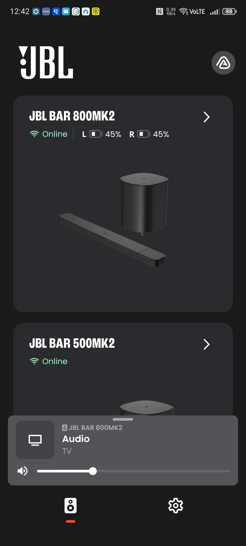 Die App JBL One bietet nicht nur umfangreiche Hilfen zur Abstimmung und Aufstellung der Soundbar, sondern integriert auch zahlreiche Streamingdienste.
