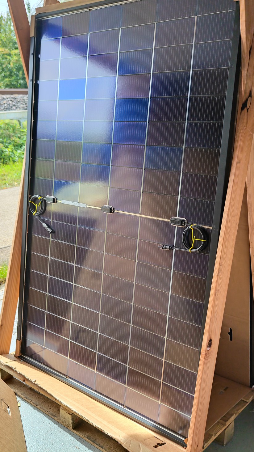 Balkonkraftwerk Priwatt Duo mit 900 Watt Solarleistung und Speicher Avocado Orbit M mit 2,11 kWh, vier MPPTs mit einer Eingangsleistung von bis zu 2600 Watt.