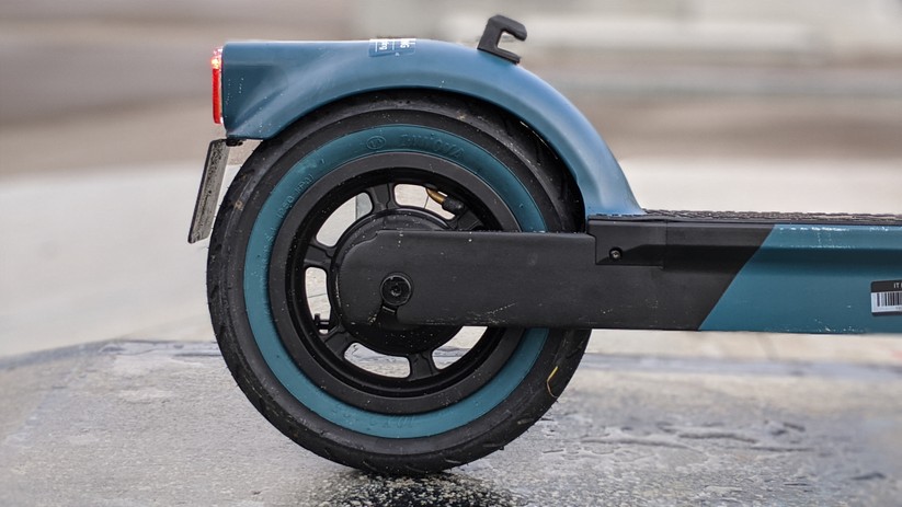 Zum Aufpumpen der Reifen mit einer normalen Fahrradluftpumpe muss man zunächst das Ventil zur Seite drücken. 