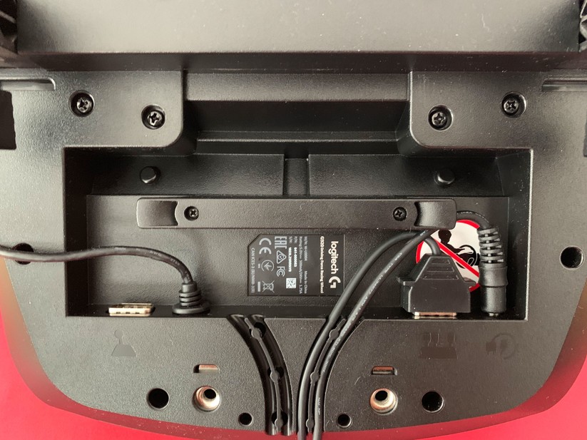Unterm Lenkrad treffen sich das USB-Kabel zur Konsole, die Kabel von den Pedalen und vom Netzteil. Wer die H-Schaltung dazukauft, schielßt sie auch hier an.