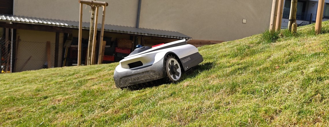 Ecovacs Goat A3000 Lidar: Dank eines Dual-Lidar-Navigationssystems kommt Ecovacs’ Spitzenmodell ohne Satellitennavigation und Begrenzungsdraht aus.
