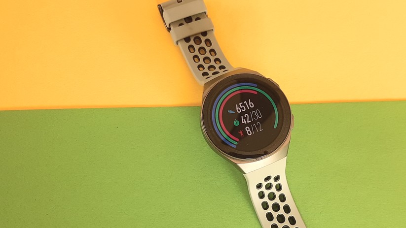 Die Uhr zeigt die Daten zur Aktivität in Kreisen an. 