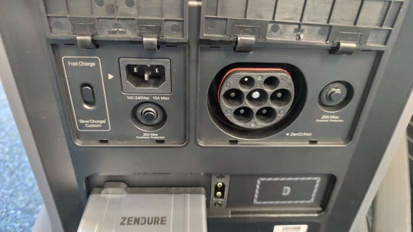Zendure Superbase V6400: An der Rückseite befinden sich die Eingänge. Per Schalter lässt sich die Ladeleistung begrenzen. 