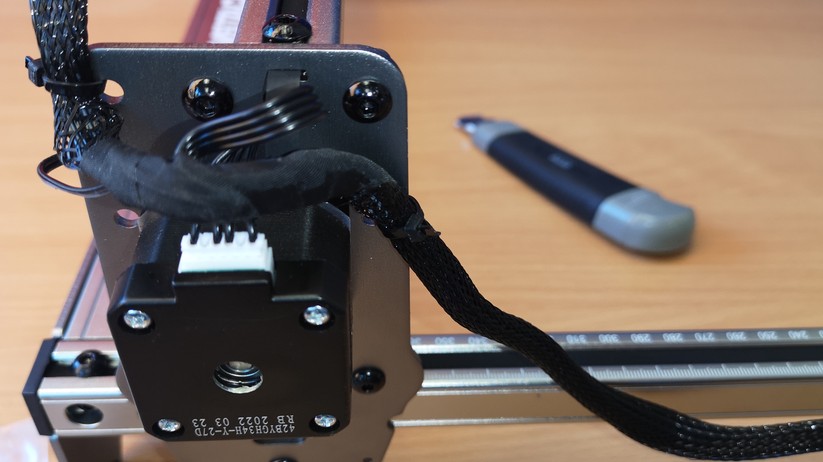 Jetzt sollten die Kabel noch mit Kabelbindern gesichert werden.