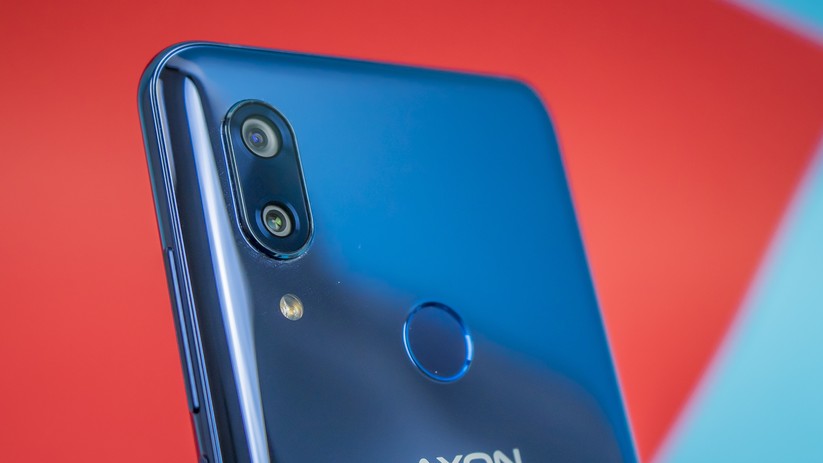 Dualkamera und Fingerabdrucksensor im ZTE Axon 9 Pro.