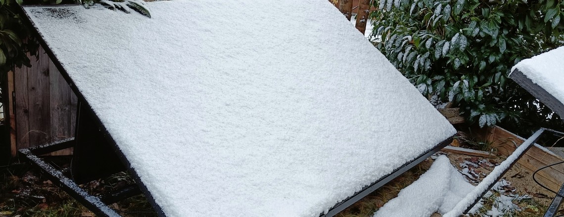 Balkonkraftwerk und PV-Anlage im Winter