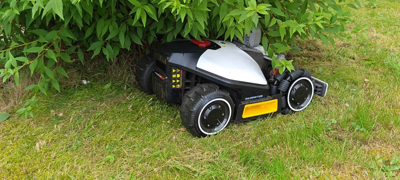 Mammotion Luba Mini AWD Lidar mäht problemlos auch unter Büschen.