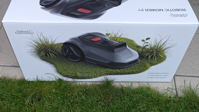 Natural Expression Performance 7: Kamerabasierter Mähroboter für Flächen bis 500 m² und einer Schnittbreite von 18 cm.