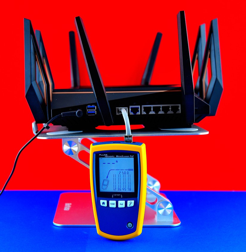 Der Fluke Networks MicroScanner PoE bescheinigt dem 2,5-Gig-Multi-Speed-Port des Asus GT-AX11000 Wifi-6-Routers hier gerade einen LAN-Speed von 2.500 MBit/s (Bild: Harald Karcher).