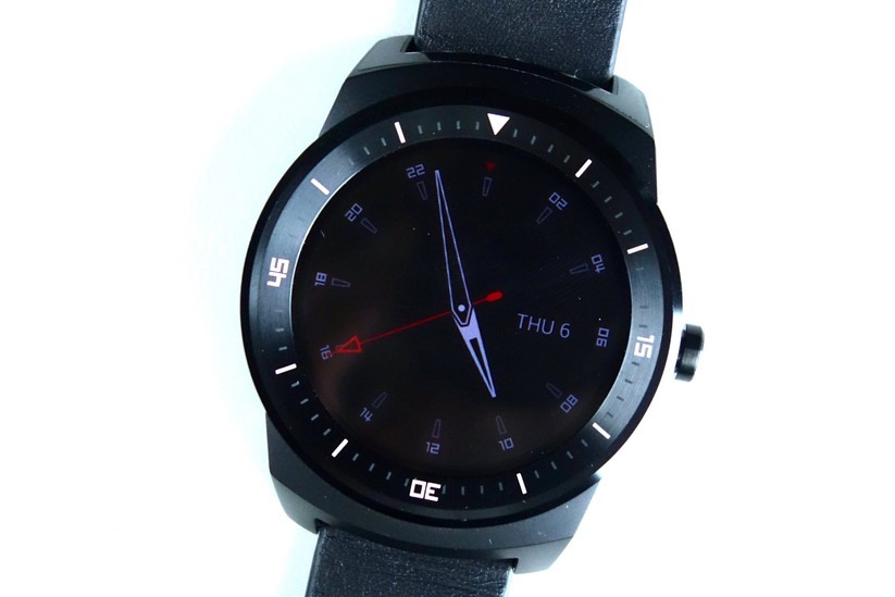 So sieht das passive Display der LG G Watch R aus – Uhrzeit und andere Elemente können problemlos und sehr energiesparsam abgelesen werden. 