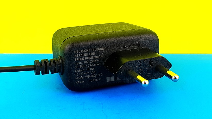Das Netzteil spendiert 12 Volt und 1,5 Ampere, also 18 Watt Output. Das Netzteilkabel ist 1,5 Meter lang.