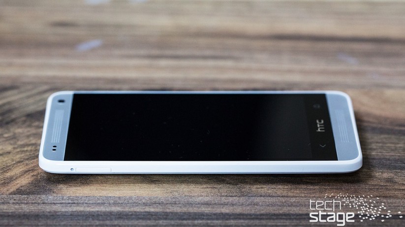 Ein Lautsprecher oben, einer unten – und beide auf den Nutzer gerichtet.