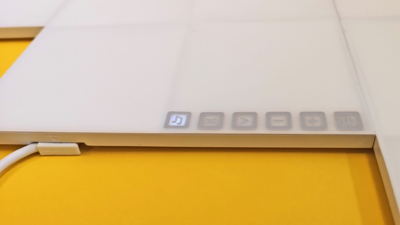 Das Bedienfeld der Design-Leuchten. Das Netzteil kann an jedem beliebigen Panel angesteckt werden.