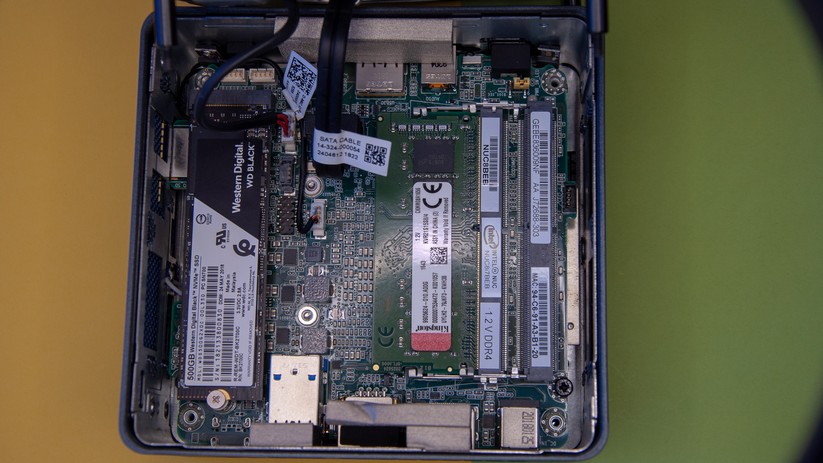 Einmal aufgeschraubt lässt sich eine Speichermedium und der RAM einfach einsetzen. 