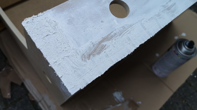 Arcade-Automaten im Retro-Look: Die Schrauben werden Überspachtelt. 