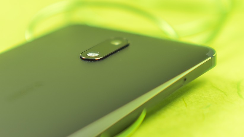 Die Kamera schaut aus dem Gehäuse heraus und bringt das Nokia 6 auf glatten Oberflächen zum Wackeln.