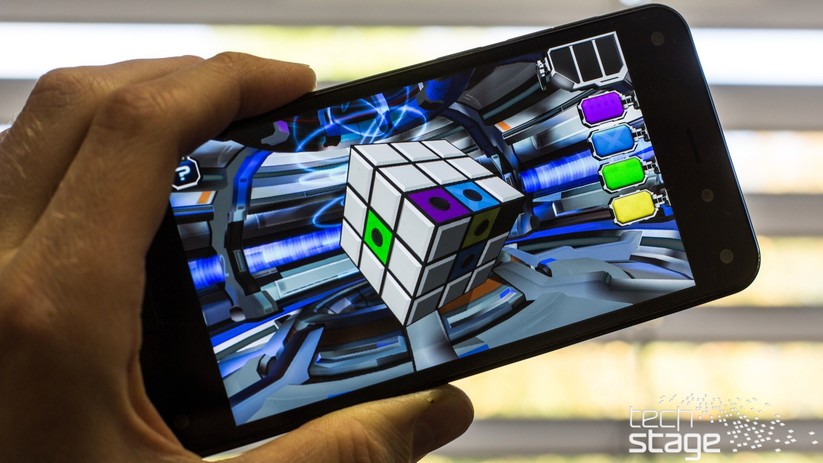 Bei diesem mitgelieferten Spiel geht es darum, die verschiedenen Farbflächen auf dem Würfel miteinander zu verbinden. Durch Bewegen des Smartphones kann man die Perspektive verschieben.