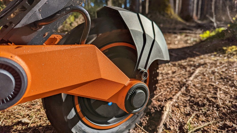 Der starke 1200-Watt-Motor am Hinterrad des Kugoo Kirin G3 in Aktion.