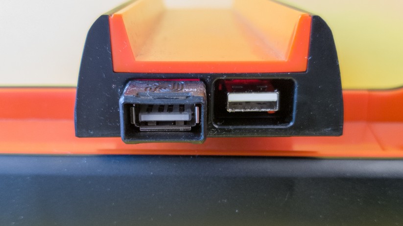 Die Streckenabschnitte werden mit diesen USB-ähnlichen Steckern verbunden. 
