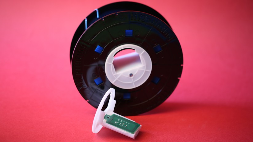 Der Mini w+ akzeptiert nur Filamant von xyzprinting. Dafür ist in jeder Rolle ein RFID-Chip verbaut.