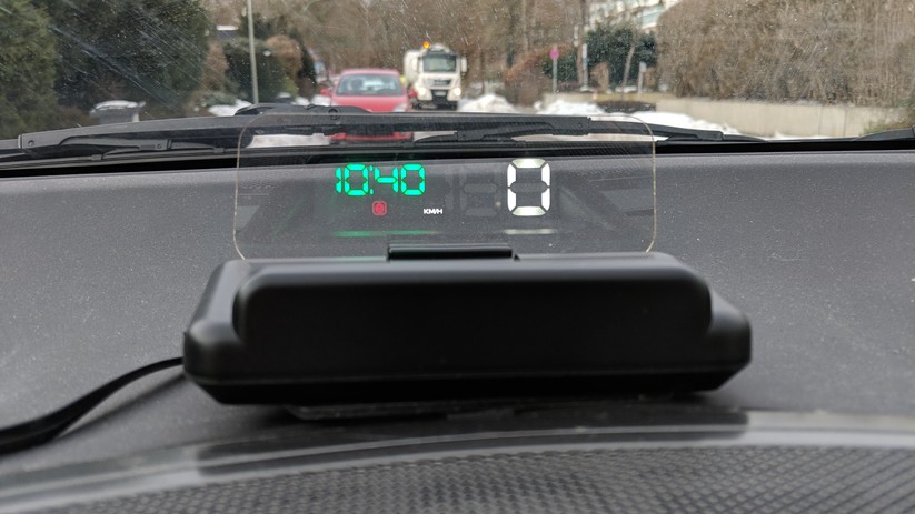 Das Ablesen der Geschwindigkeit lenkt dank HUD weniger ab.