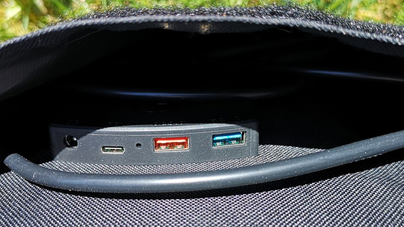 Ein integrierter Konverter bietet die Möglichkeit, USB-Geräte ohne zusätzliche Powerstation zu Laden.