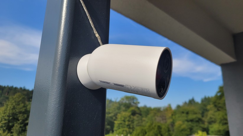 TP-Link Tapo C425: Dank einer magnetischen Halterung kann man die Tapo C425 leicht im Outdoor-Bereich befestigen.