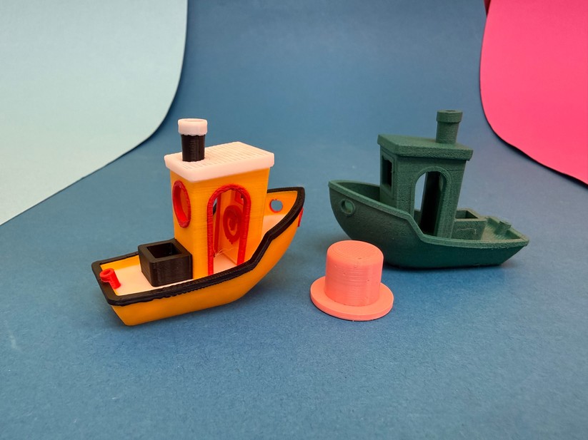 PLA (links) hat der U1 herstellerunabhängig gut gedruckt. TPU (mitte) ist, wie auch bei anderen Druckern, beim Handling etwas zickig, das Druckergebnis kann sich aber sehen lassen. Unser PETG-Filament neigte etwas zu Stringing und braucht ein wenig manuelle Nachbearbeitung, bis das Ergebnis gut aussieht.