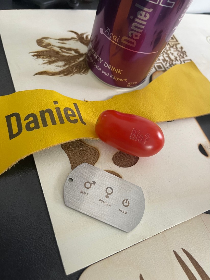 Tomate, Leder, Holz, Getränkedosen und Edelstahl: Die Gravuren können sich sehen lassen.
