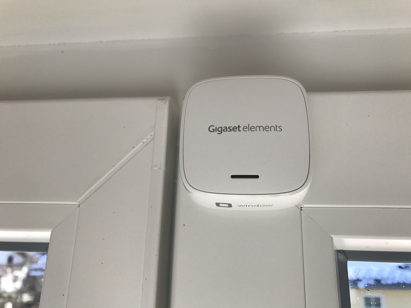 Tür- und Fenstersensor werden auf den Rahmen geklebt. Ein Gegenstück wie einen Magneten gibt es nicht. Genial: Das Klebepad sitzt auf einem Halter, die Sensoren lassen sich mit einem Kniff einfach wieder abnehmen.